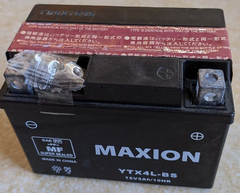 На фото: Мото аккумулятор MAXION YTX4L-BS
