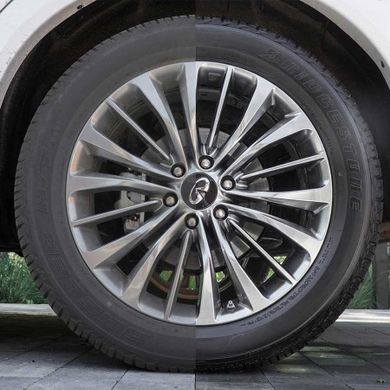 На фото: Чернитель шин матовый LAVR Black tire matte Ln1433 650мл.